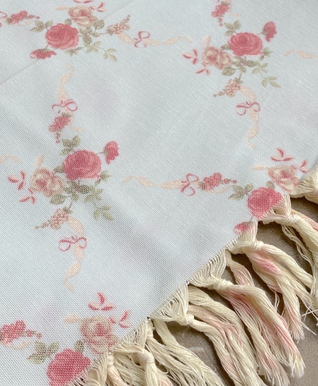 ผ้าปูโต๊ะลายวินเทจ อิงลิชคันทรี่ กุหลาบโทนฟ้าเขียว อมครีมนิดๆ ขนาด 100x150 cm