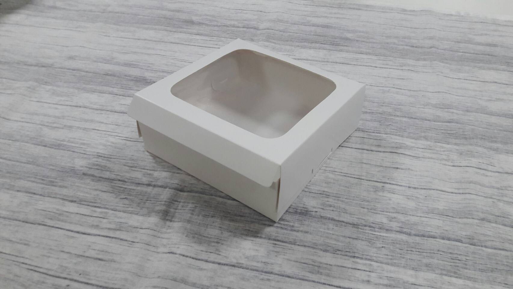 กล่องบราวนี่ กล่องชิฟฟ่อน กล่องช๊อกโกแลต กล่องพาย กล่องขนมเปี๊ยะ สีขาว กว้าง15.0 x ยาว 15.0 x สูง 5.0 ซม. ราคา 140 บาทต่อแพ็ค (20ใบ)