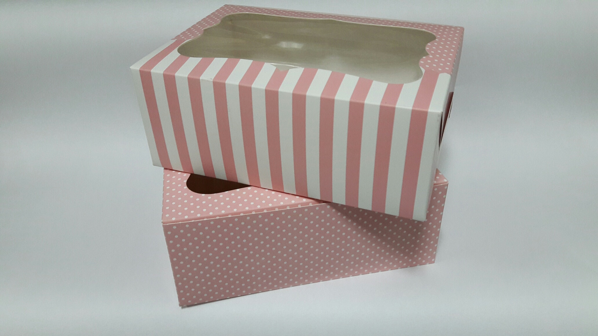 กล่องเค้ก กล่องคัพเค้ก 6 ชื้น กล่องขนม กล่องเค้กครึ่งปอนด์ กล่องเบเกอรี่ ลายชมพูจุด 16x22.6x9ซม.ราคา 320 บาท (20ใบ/แพ็ค)