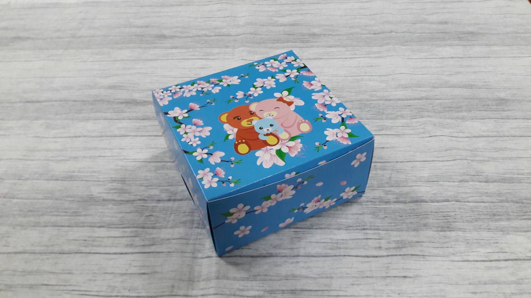 กล่องคัพเค้ก 4 ชิ้น (แบบไม่มีฐานรอง) กล่องเค้กครึ่งปอนด์ กล่องขนม กล่องสแน็ค Snack Box กล่องคอฟฟี่เบรค สีฟ้าแบร์ซากุระ ขนาด 15.0x15.0x7.6 ซม. (แพ็คละ 150 บาทต่อ 20ใบ)