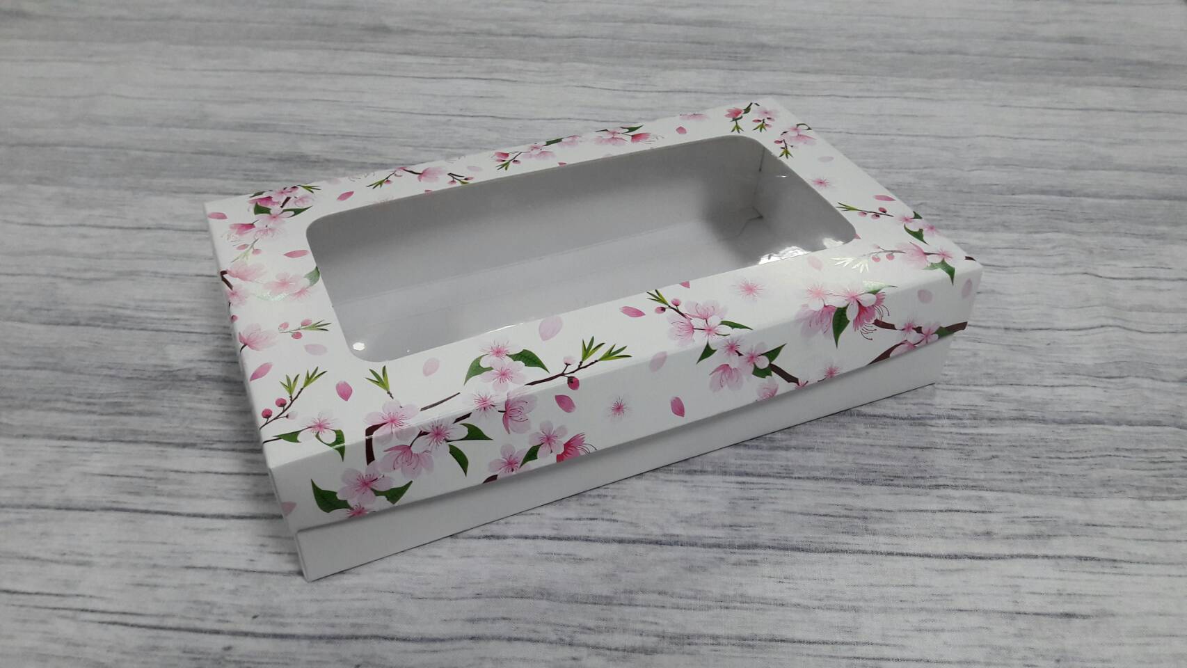 กล่องฝาครอบ ลายดอกไม้พื้นสีขาว 22*12.5*5 ซม.แบบมีหน้าต่างพลาสติก ราคา 370 บาท ต่อแพ็ค (20 ใบ)