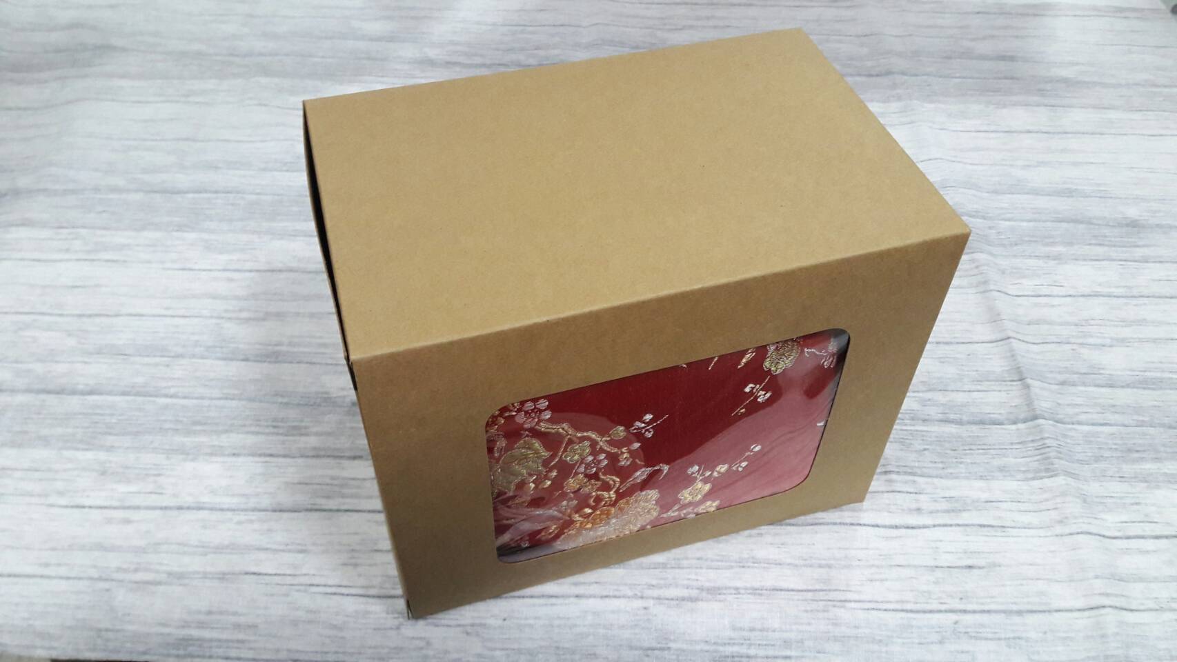 กล่องของขวัญ กล่องอเนกประสงค์ กล่องแบบฝาหัว-ท้ายก้นขัด กล่องของที่ระลึก กล่องเครื่องสำอางค์ กล่องของใช้ สีคราฟท์น้ำตาลเข้ม ขนาด 13x16xสูง20 ซม. มีหน้าต่างพลาสติก ราคา 410 บาทต่อแพ็ค (20 ใบ)