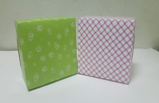 กล่องสแน็ค กล่องอาหารว่าง ลายเบเกอรี่ กว้าง 12.7 x ยาว12.7 x สูง 6.5 ซม. ราคา 95 บาทต่อแพ็ค (20 ใบ)