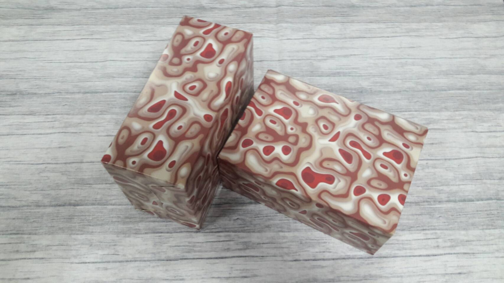 กล่องไม่มีหน้าต่าง (ฝาทึบ) 17.5x12.0x7.5 ซม.กล่องเค้ก กล่องคัพเค้ก กล่องขนม กล่องชิฟฟ่อน กล่องช้อคโกแล็ต กล่องคุ๊กกี้ ลายสีน้ำตาล-แดง ราคา 160 บาทต่อแพ็ค(20ใบ)