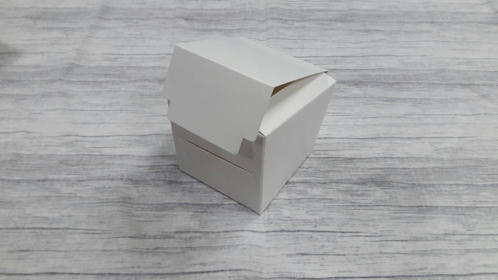 กล่องเค้กโรล กล่องขนม กล่องคัพเค้ก 1 ชิ้น กล่องเค้ก 1 ชิ้น สีขาว ขนาด 9.0 x 9.0 x สูง 9.0 ซม. ราคา 115 บาทต่อแพ็ค (20ใบ)