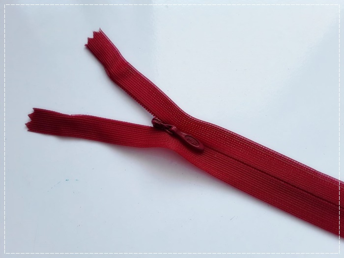 ซิปซ่อน TW 22 นิ้ว สีแดงเลือดหมู
