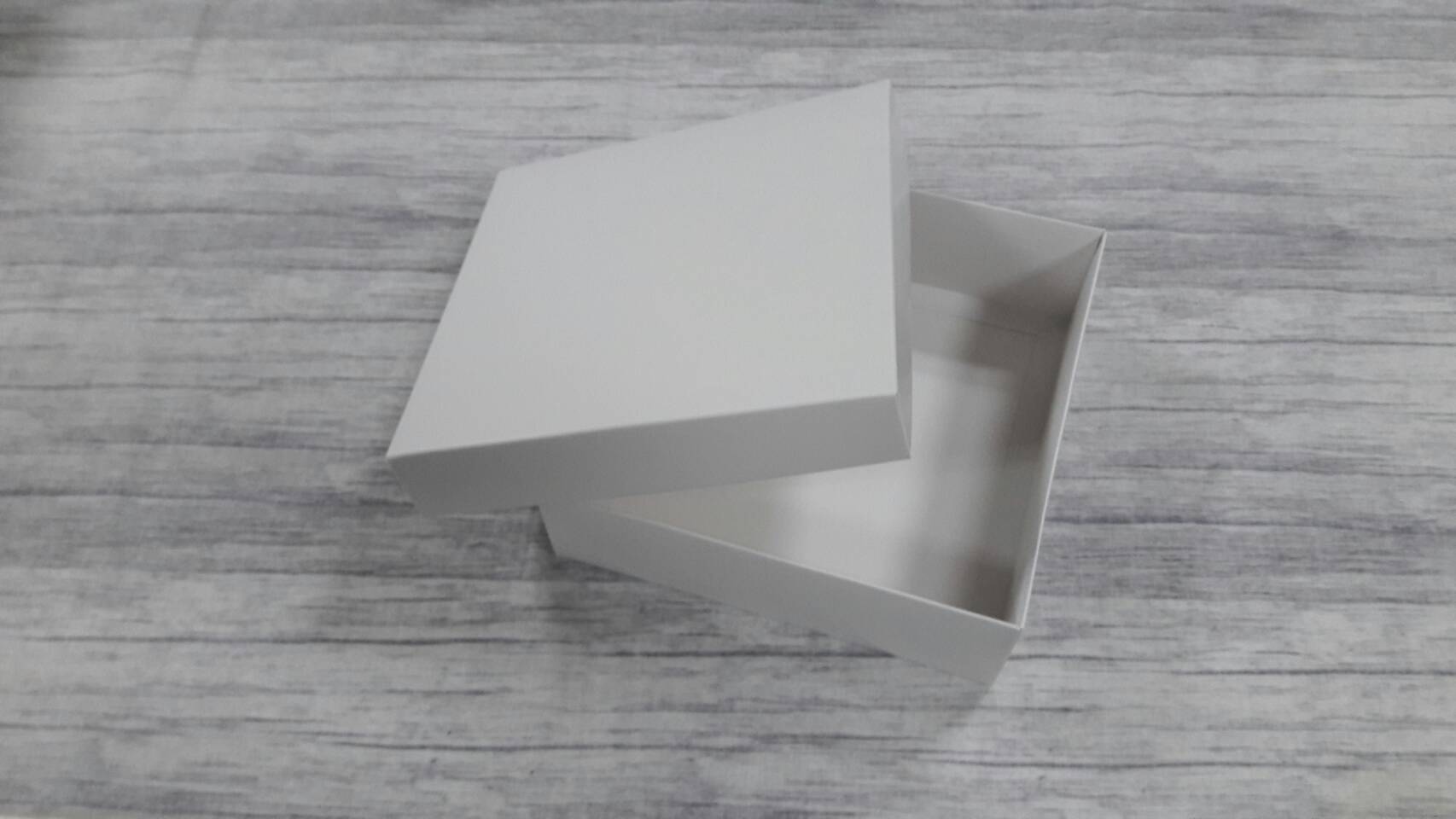 กล่องฝาครอบ กล่องของขวัญ กล่องเอนกประสงค์ กล่องแบบมีฝาครอบ ขนาด 17.5 x 17.5 x 6.0 ซม. สีขาว (แบบฝาทึบ) ราคา 400 บาท ต่อแพ็ค (20 ใบ)