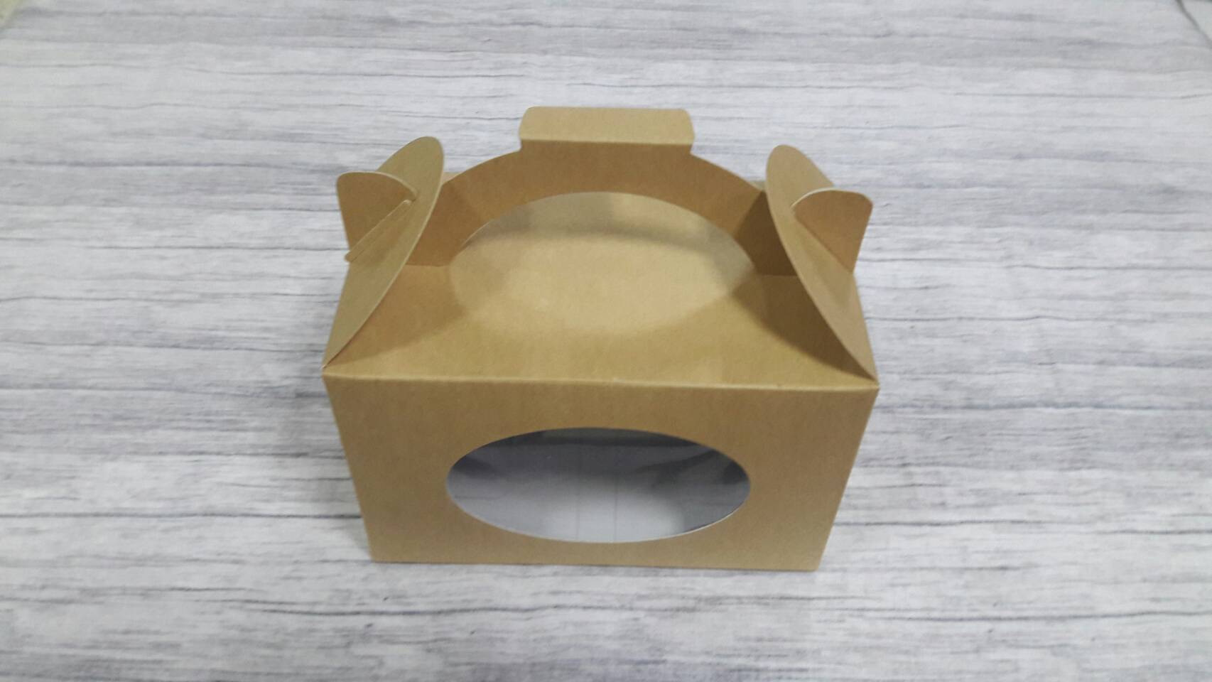 กล่องแบบมีหูหิ้ว กล่องคุ๊กกี้ กล่องขนม กล่องเค้ก กล่องคัพเค้ก กล่องช้อกโกแล็ต สีคราฟท์น้ำตาลอ่อน ขนาด 10.0x16.3x10.0 ซม. ราคา 170 บาทต่อแพ็ค(20 ชิ้น)