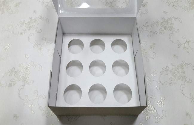 กล่องคัพเค้ก กล่องคัพเค้ก 9 ชิ้น สีคราฟท์น้ำตาลอ่อน พร้อมฐานคัพเค้ก 9 ช่อง (ช่องกว้าง 5.5 ซม.) ราคา 490 บาท ต่อแพ็ค (20ใบ)