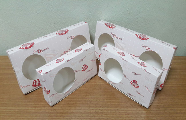 กล่องบราวนี่ 2-3 ชิ้น กล่องทรงแบน กล่องช็อคโกแลต กล่องขนม สีลายบราวนี่ ขนาด 8.0 x 15.0 x 3.0 ซม. ราคา 100 บาท ต่อแพ็ค (20 ใบ)