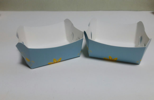 ถาดใส่ขนม ถาดขนมปัง ถาดชิม ถาดอาหาร ลายฟ้าเหลือง ขนาด 5.3 x 6.0 x สูง 2.7 ซม. ราคา 65 บาทต่อแพ็ค (100 ชิ้น) สินค้ายังไม่ได้พับขึ้นรูป