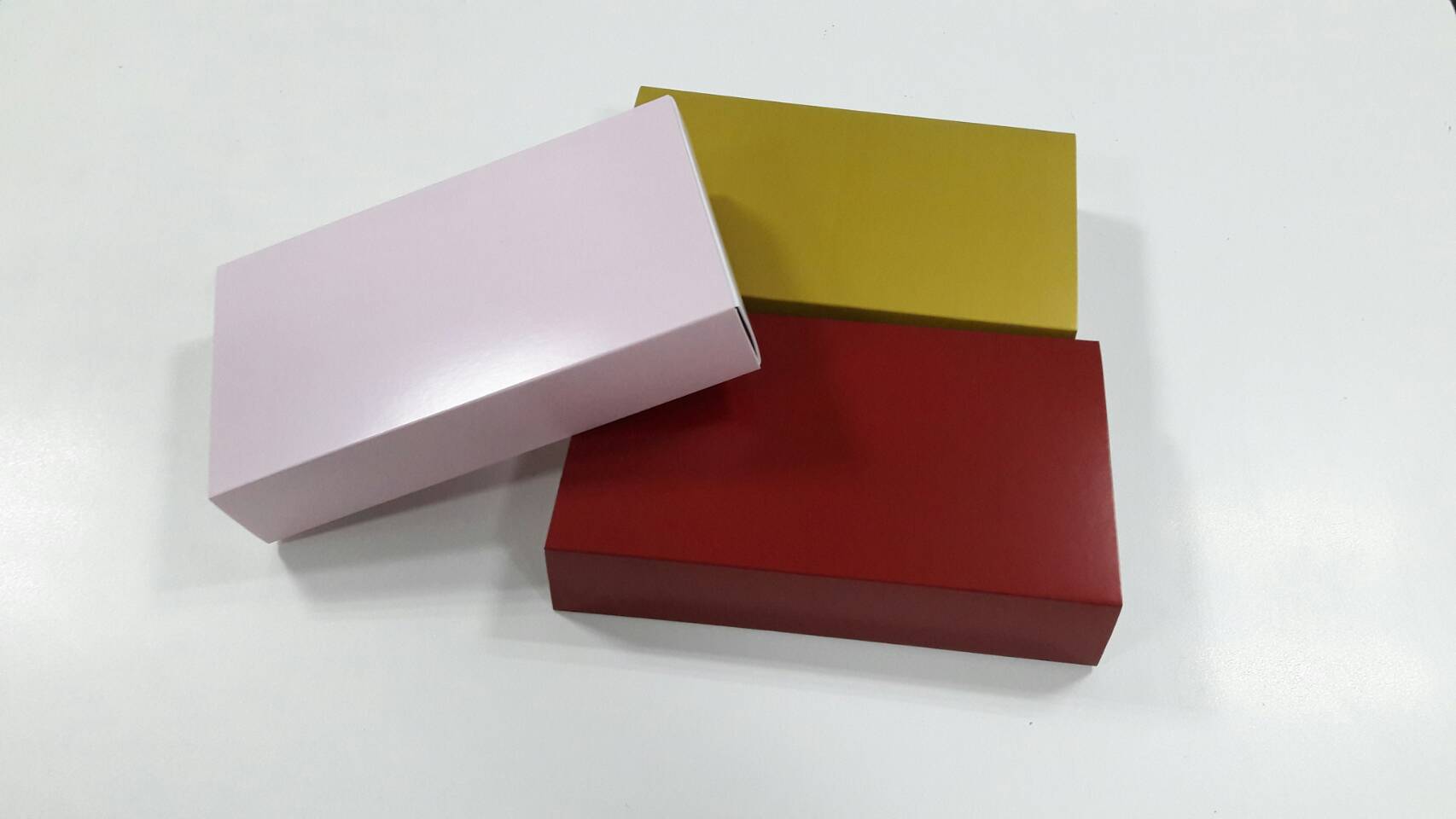 กล่องสไลด์ กล่องของขวัญ กล่องของที่ระลึก กล่องอเนกประสงค์ กล่องของใช้ กล่องฝาสไลด์สีแดงเข้ม ขนาด 12.5x21.5x4.0 ซม. ราคา 375 บาท (20 ใบ ต่อแพ็ค)