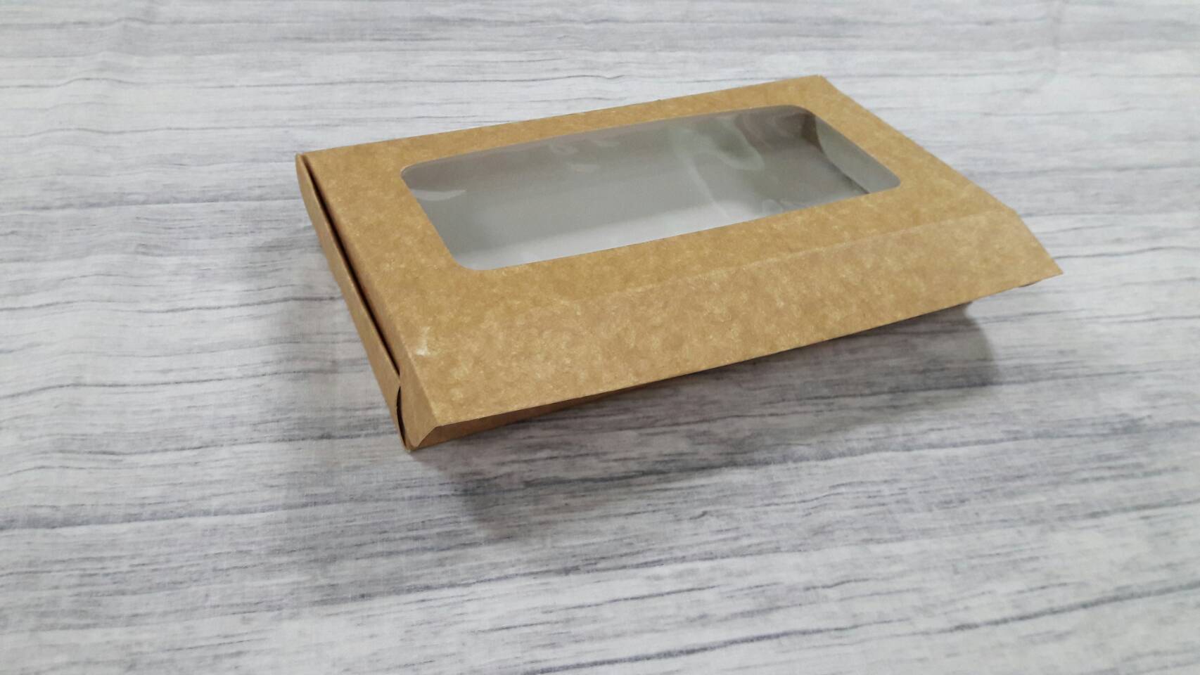 กล่องบราวนี่ กล่องขนม กล่องเอนกประสงค์ กล่องของขวัญ กล่องทรงหูช้าง สีคราฟท์น้ำตาลอ่อน(CKB) ขนาด 12x22x3 ซม.(ฝาหน้าต่างพลาสติก) ราคา 225 บาทต่อแพ็ค (20 ใบ)