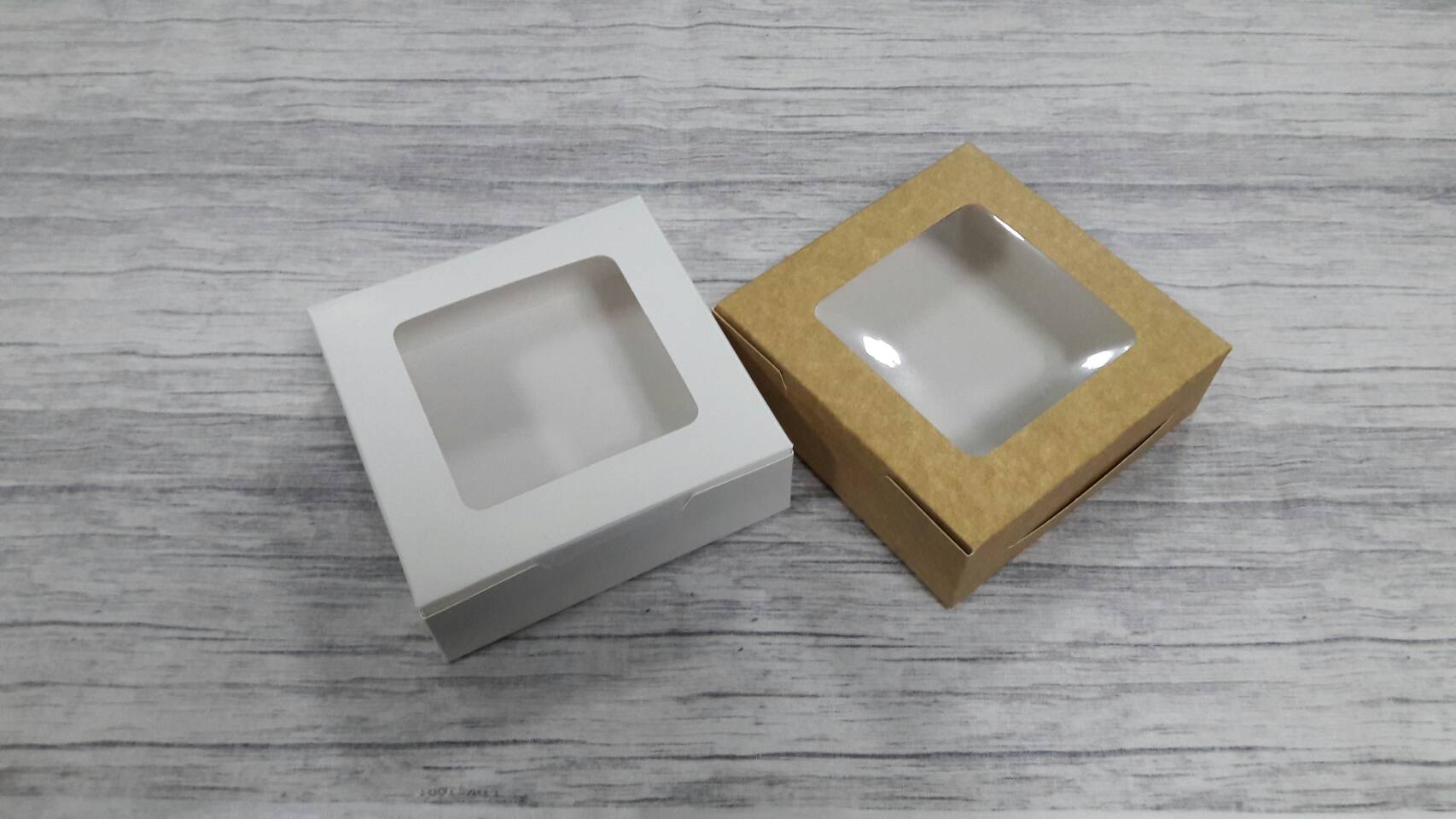 กล่องทาร์ต 4 ชิ้น กล่องแบน (หน้าต่างพลาสติก) กล่องบราวนี่ 4 ชิ้น กล่องขนม กล่องชิฟฟ่อน กล่องขนมไหว้พระจันทร์ กล่องขนมเปี๊ยะ ขนาด 12.5x12.5x4.0 ซม.สีขาว ราคา 100 บาทต่อแพ็ค (20 ใบ)