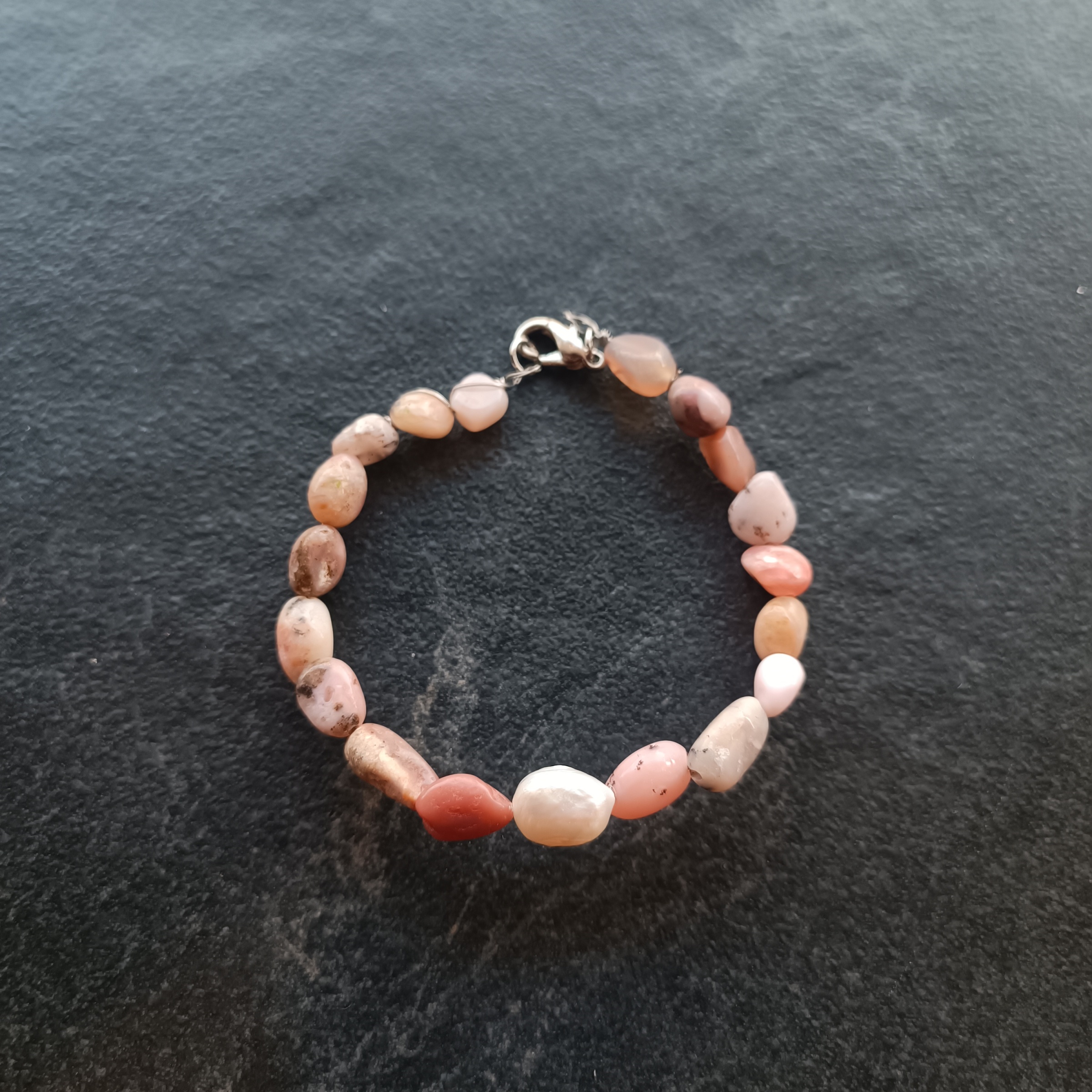สร้อยข้อมือหินแท้ "POSH" Pink Opal Bracelet (หินคริสตัลเสริมพลังงานความรัก)