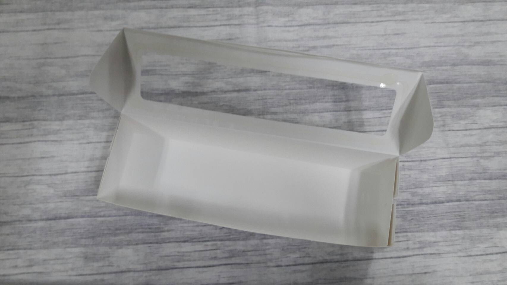 กล่องขนม กล่องเค้ก กล่องพายสับปะรด กล่องชิฟฟ่อน กล่องช้อคโกแล็ต กล่องคุ๊กกี้ กล่องอเนกประสงค์ ขนาด 9.0x30.0x6.0 ซม.(มีหน้าต่างพลาสติก) สีขาว ราคา 170 บาทต่อแพ็ค (20 ใบ)