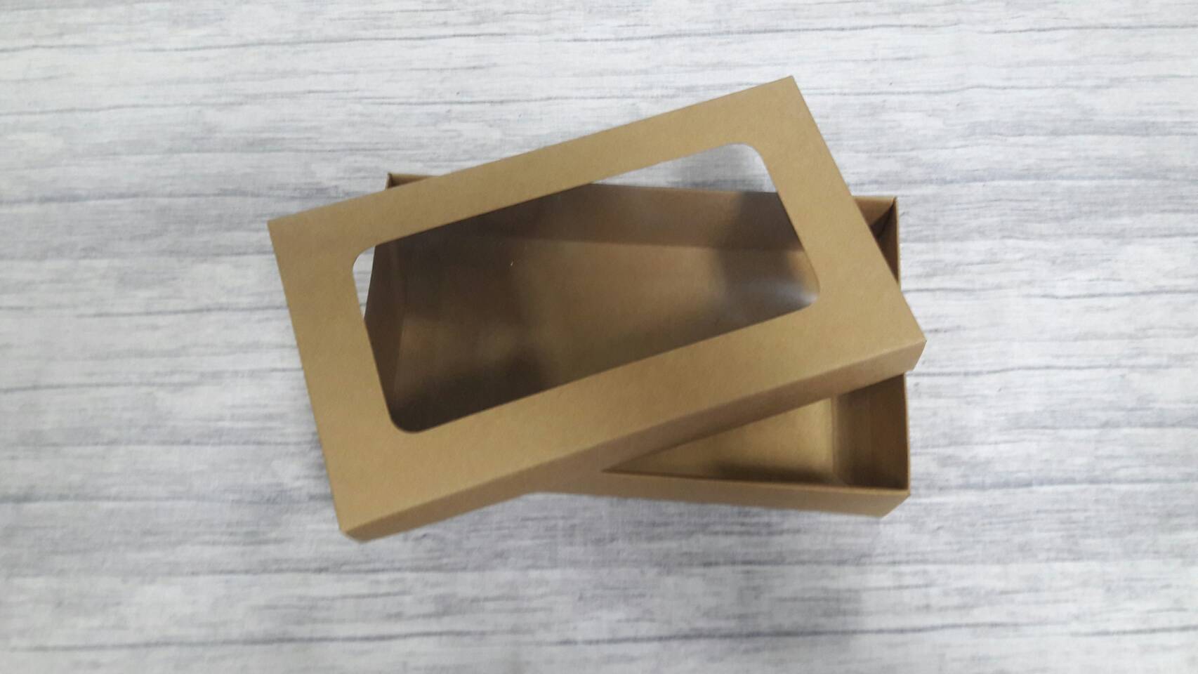 กล่องฝาครอบ กล่องของขวัญ กล่องอเนกประสงค์ ขนาด 12.5 x 22.0 x 5.0 cm. สีคราฟท์น้ำตาลเข้ม (แบบมีหน้าต่างพลาสติก) ราคา 375 บาท ต่อแพ็ค (20 ใบ)
