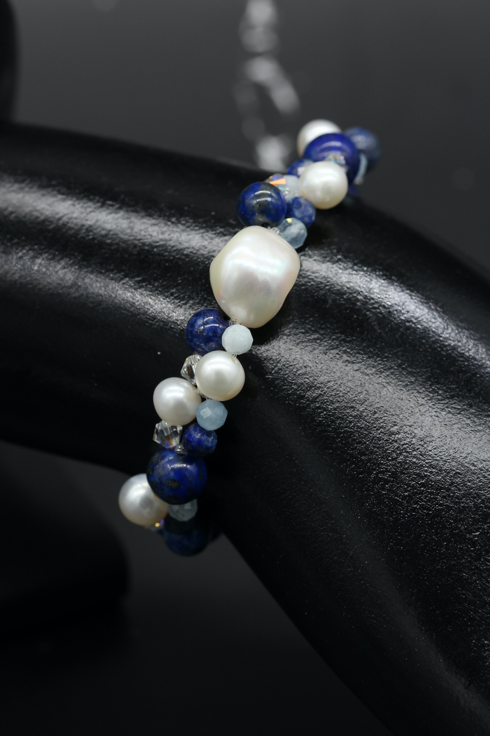 สร้อยข้อมือหินแท้ "Bobbie" Lapis Lazuli Bracelet