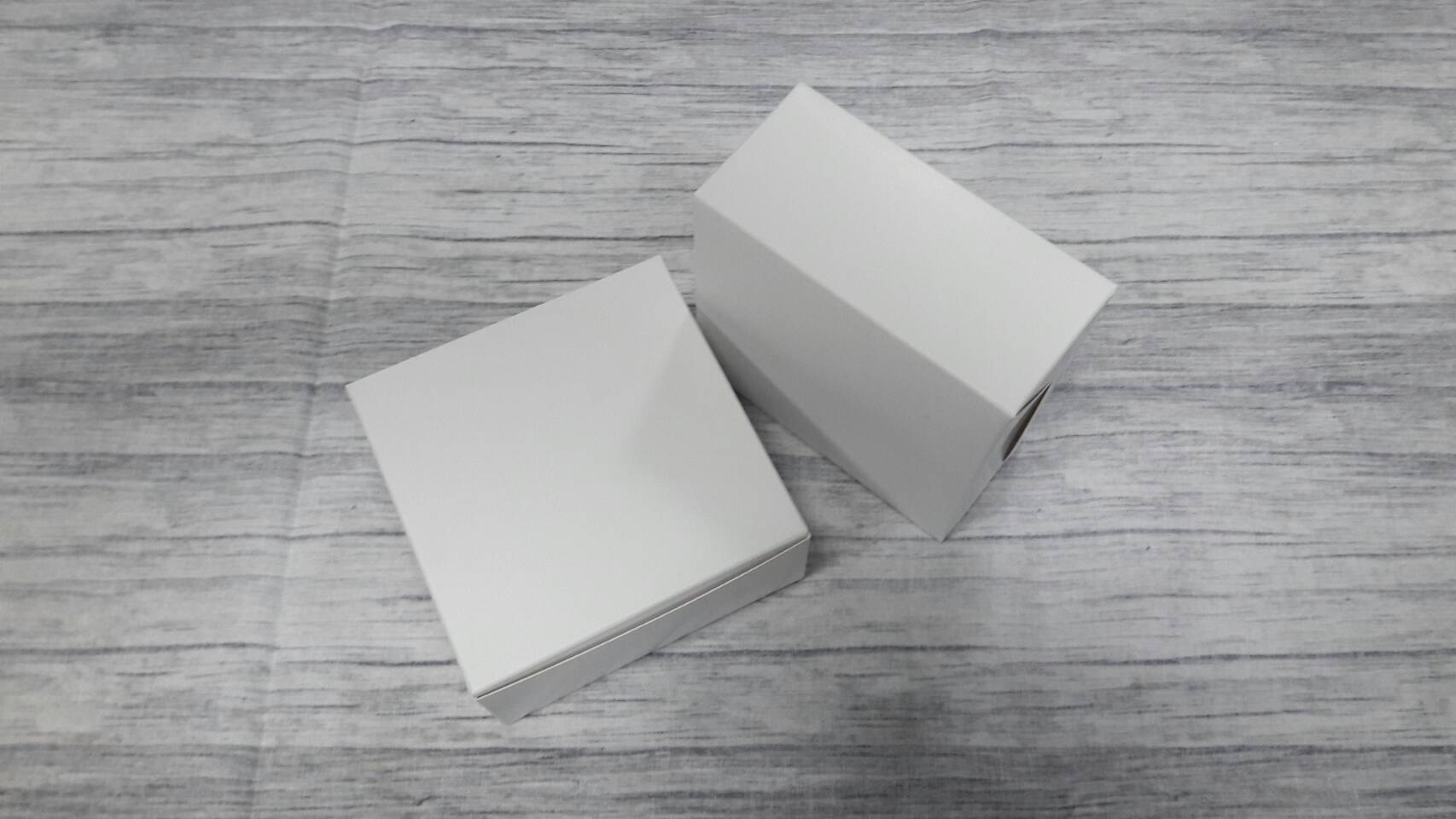 กล่องสแน็ค กล่องเค้ก กล่องขนม Snack Box กล่องอาหารว่าง กล่องคอฟฟี่เบรค ขนาด 10.0 x 10.0 x 4.7 ซม. สีขาว ราคา 70 บาทต่อแพ็ค(20ใบ)