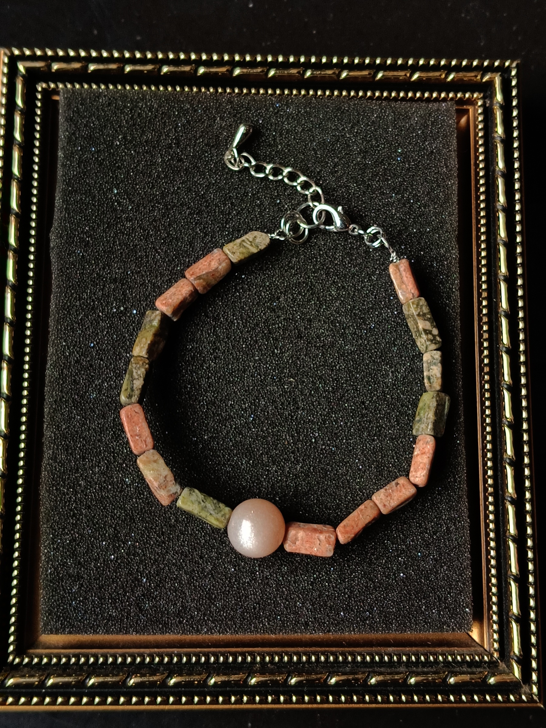 สร้อยข้อมือหินแท้ "Twisted" Peach Moonstone + Unakite Bracelet ( Boost Energy , Intuition )