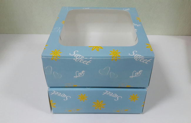 กล่องบราวนี่ กล่องชิฟฟ่อน กล่องช๊อกโกแลต กล่องพาย กล่องขนมเปี๊ยะ ลายสีฟ้าเหลือง ขนาด 15.0 x 15.0 x 5.0 ซม. ราคา 160 บาทต่อแพ็ค (20ใบ)