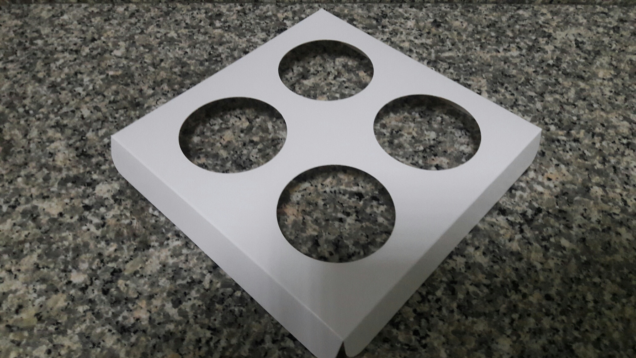 ฐานใส่คัพเค้กขนาด 4 ช่อง เส้นผ่านศูนย์กลาง 5.5 ซม.(ใช้กับถ้วยคัพเค้กขนาดมาตรฐาน 5 ซม.) ขนาด 16.3 X 16.3 ซม.