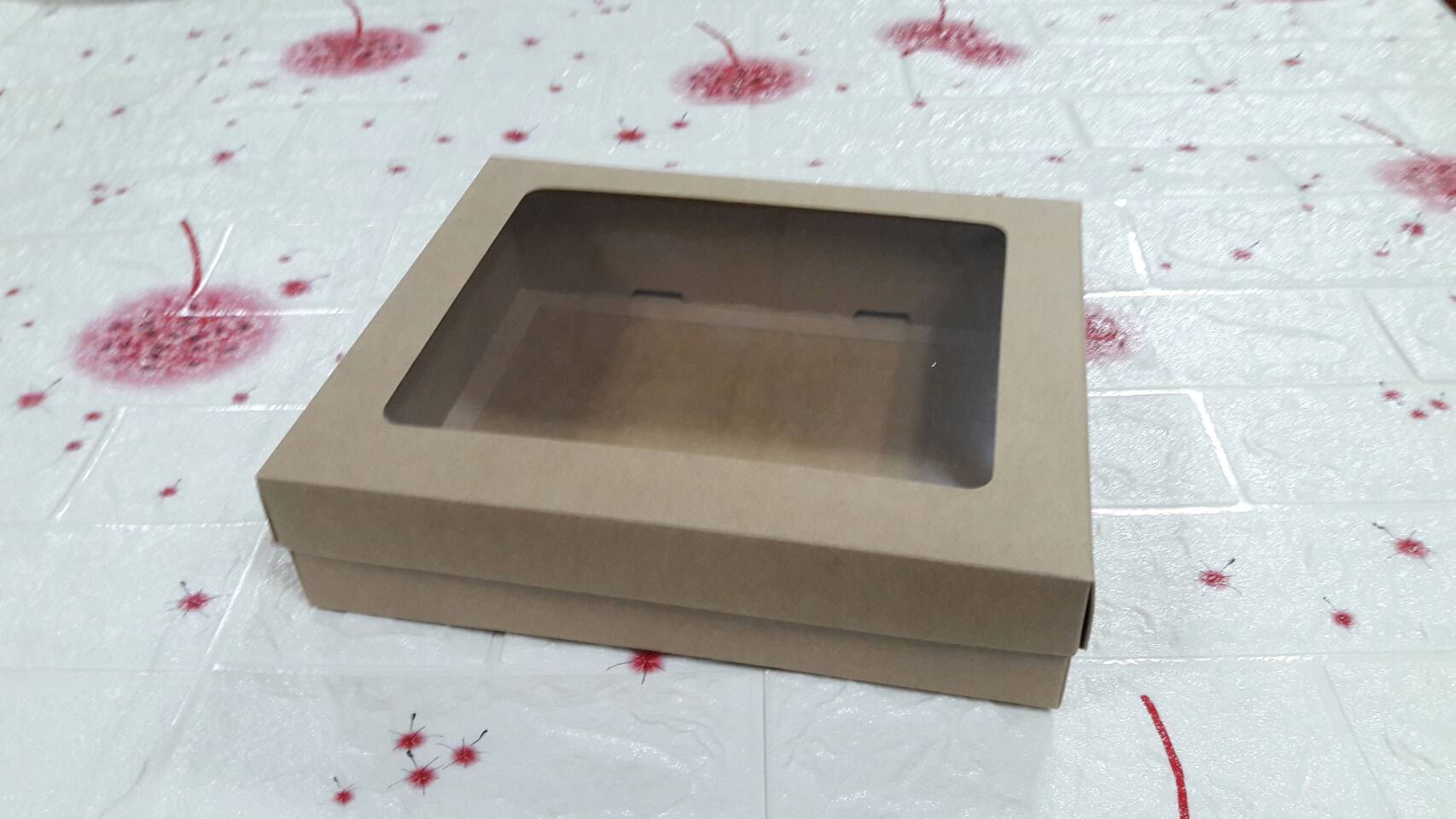 กล่องฝาครอบ กล่องของขวัญ กล่องของที่ระลึก กล่องอเนกประสงค์ กล่องของใช้ ขนาด 22.7 x 27.4 x 6.5 ซม. กล่องพวงมาลัย กล่องใส่ผ้าไหม สีคราฟท์น้ำตาลเข้ม มีหน้าต่างพลาสติก ราคา 670 บาทต่อแพ็ค (20 ใบ)