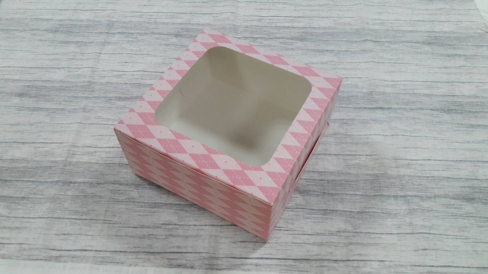 กล่องเค้ก กล่องเค้ก 1 ปอนด์ กล่องขนม กล่องเบเกอรี่ กล่องคัพเค้ก สีลายชมพู ขนาด 20.5x20.5x10 ซม. ราคา 330 บาท (20ใบ/แพ็ค)