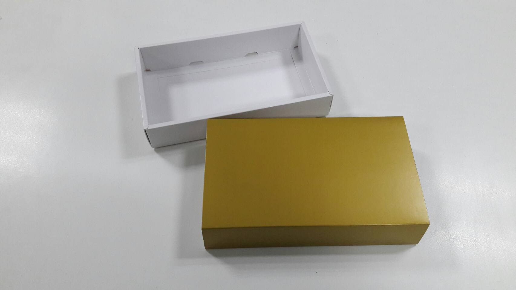 กล่องสไลด์ กล่องของขวัญ กล่องของที่ระลึก กล่องอเนกประสงค์ กล่องของใช้ กล่องฝาสไลด์สีทอง ขนาด 12.5x21.5x4.0 ซม. ราคา 375 บาท (20 ใบ ต่อแพ็ค)