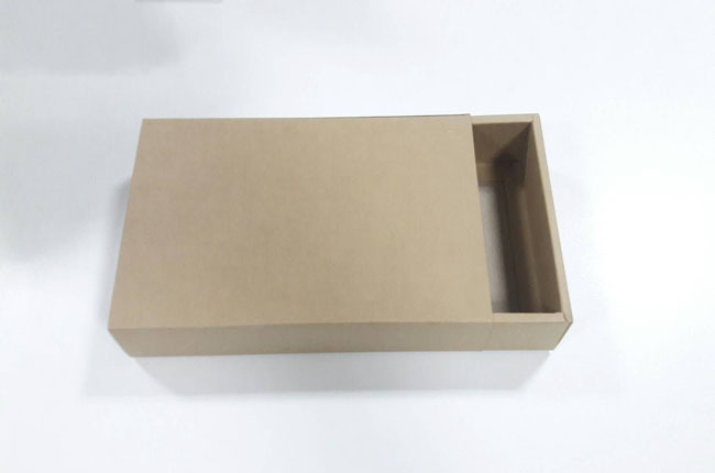กล่องพับขึ้นรูปพร้อมใช้งาน กล่องแบบฝาสไลด์ กล่องของขวัญ กล่องอเนกประสงค์ สีน้ำตาล ขนาด ขนาด 21.5x12.5x4 ซม. ราคา 370 บาท ต่อแพ็ค(10 ใบ) (รวมค่าจัดส่งแล้ว)