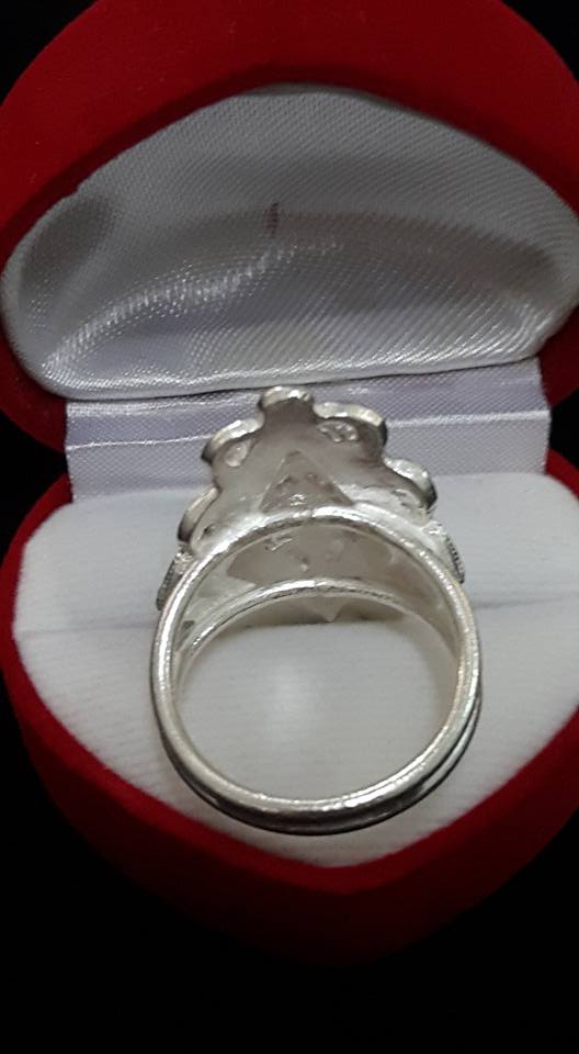 แหวนลงยาแดงเลือดหมู