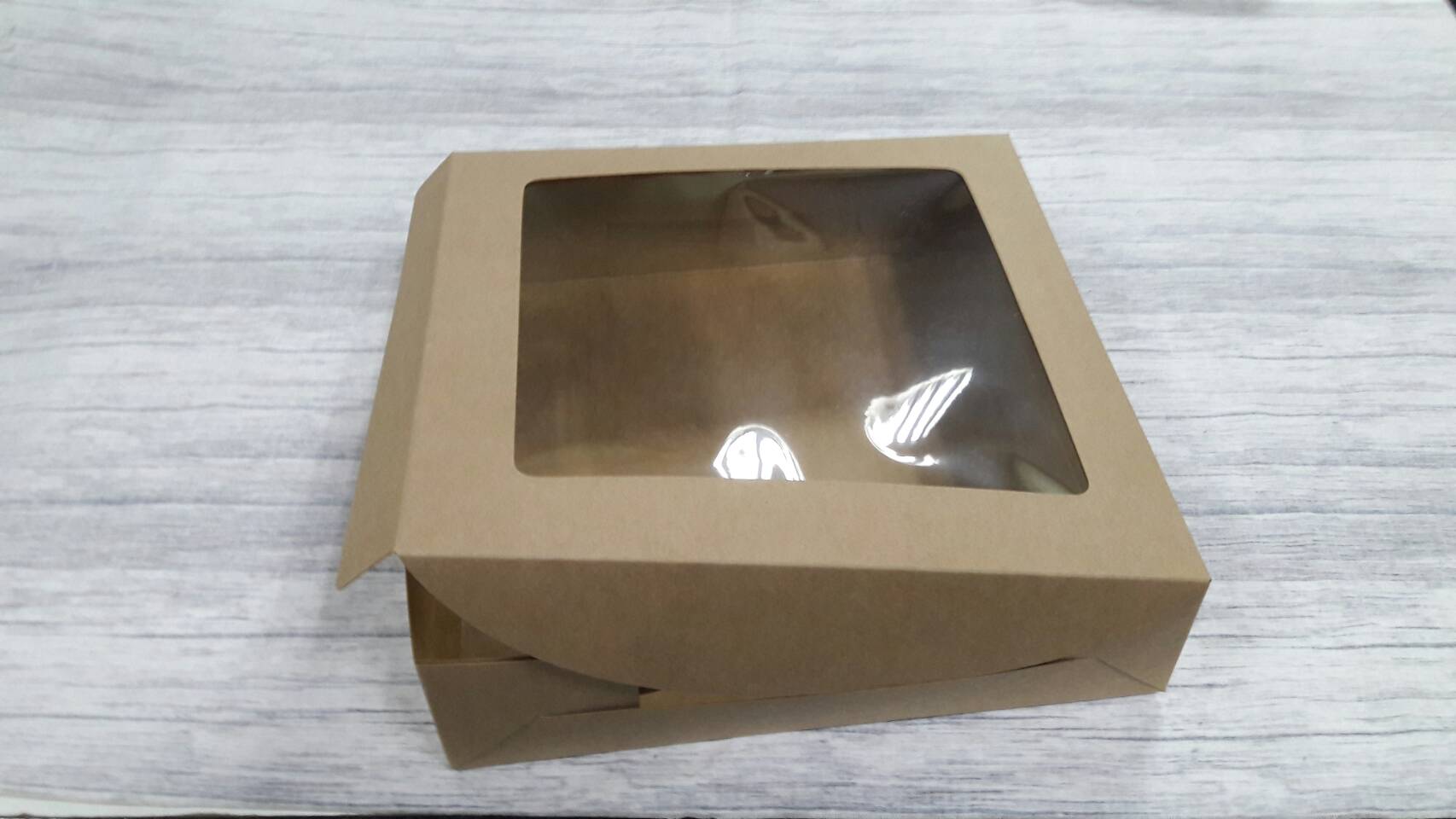 กล่องทรงแบน (มีหน้าต่างพลาสติก) ขนาด 24.5x24.5x6.5 ซม.กล่องเค้ก 2 ปอนด์ทรงเตี้ย กล่องคัพเค้ก กล่องขนม สีคราฟท์น้ำตาลเข้ม ราคา 305 บาทต่อแพ็ค(20ใบ)