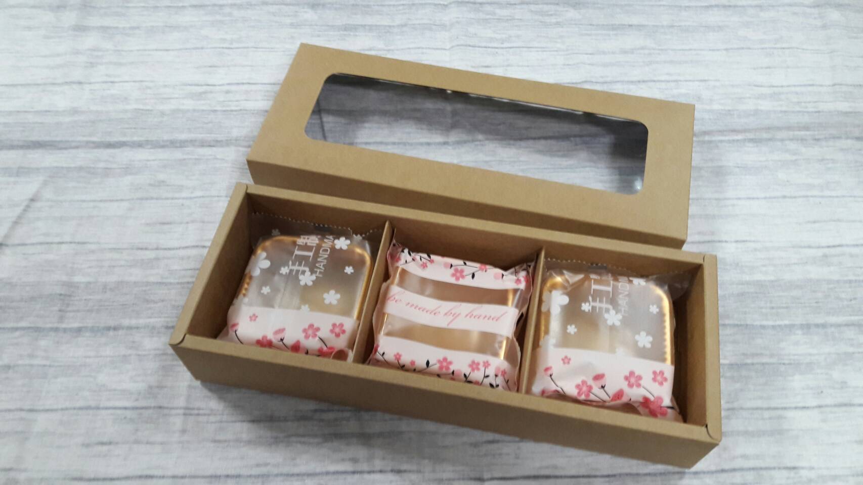 กล่องของขวัญ กล่องฝาครอบ กล่องขนม กล่องอเนกประสงค์ สีคราฟท์น้ำตาลเข้ม ขนาด 11 x 28.5 x 5 ซม. (หน้าต่างพลาสติก) พร้อมฐานตัวกั้นสินค้า ราคา 485 บาทต่อแพ็ค (20 ใบ)