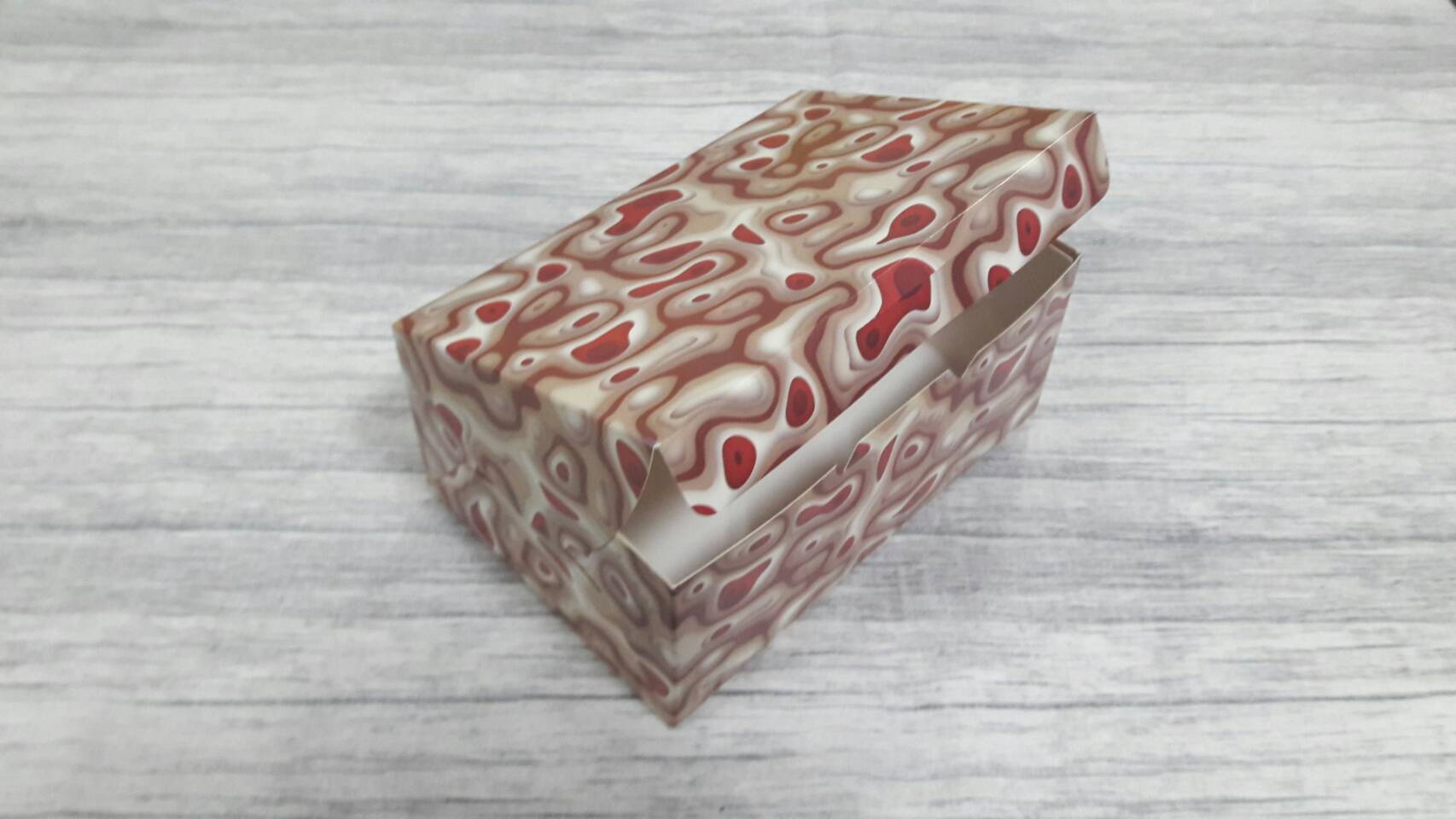 กล่องไม่มีหน้าต่าง (ฝาทึบ) 17.5x12.0x7.5 ซม.กล่องเค้ก กล่องคัพเค้ก กล่องขนม กล่องชิฟฟ่อน กล่องช้อคโกแล็ต กล่องคุ๊กกี้ ลายสีน้ำตาล-แดง ราคา 160 บาทต่อแพ็ค(20ใบ)