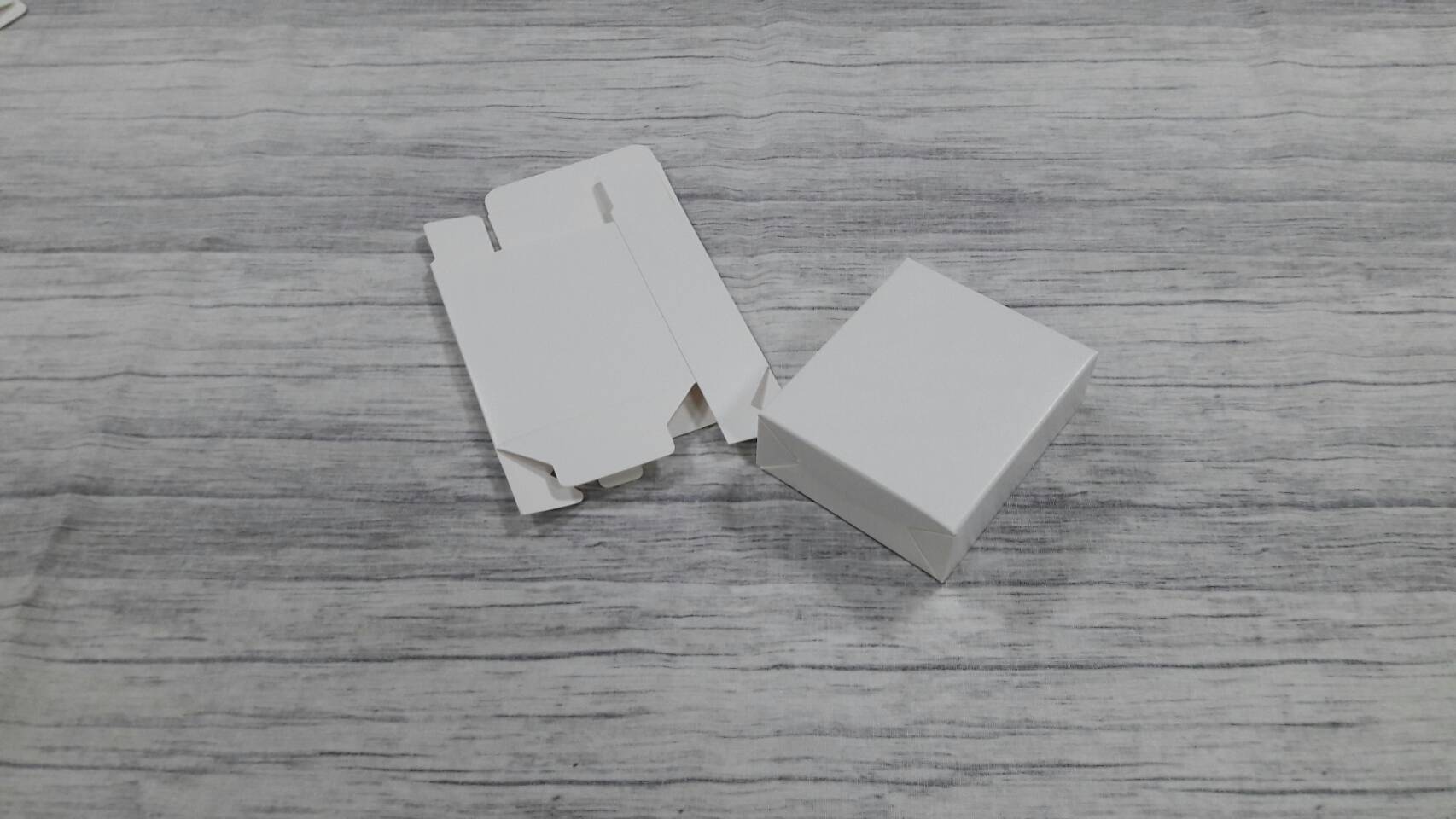 กล่องอเนกประสงค์ กล่องของขวัญ กล่องเครื่องสำอางค์ กล่องขนม กล่องสบู่ สีขาว แบบทรงฝาปิดเปิด ก้นขัด ขนาด 7.5x3.0x9.0 ซม. (กระดาษหนา 350 แกรม) ราคา 250 บาทต่อแพ็ค(50 ใบ)