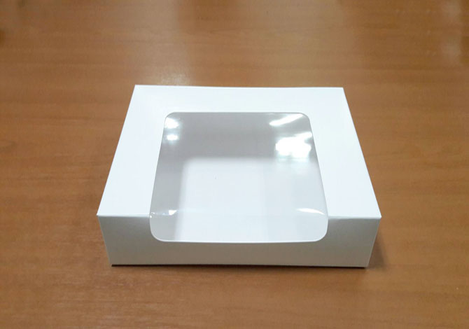กล่องทรงหน้าต่างวีเชฟ 20.0x16.0x8.2ซม.กล่องเค้ก กล่องคัพเค้ก กล่องบราวนี่ กล่องชิฟฟ่อน กล่องขนม สีขาว ราคา 220 บาทต่อแพ็ค(20ใบ)
