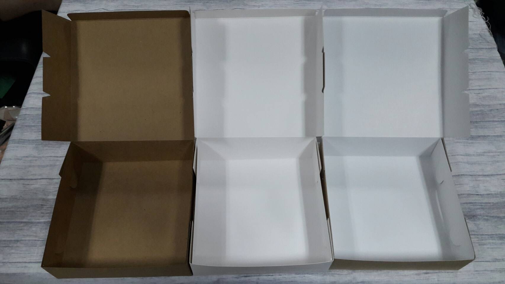 กล่องขนม กล่องบราวนี่ กล่องชิฟฟ่อน ขนาด 16 x 16 x 5 ซม. กล่องสแน็ค กล่องอาหารว่าง แบบไม่มีหน้าต่าง สีคราฟท์น้ำตาลอ่อน ราคา 145 บาท (20ใบ/แพ็ค)