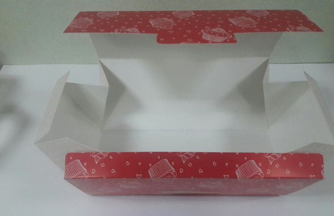 กล่องเค้กโรล กล่องคัพเค้ก 3 ชิ้น กล่องเค้ก 3-4 ชิ้น กล่องขนม ลายสีแดง ขนาด 9.0 x 24.0 xสูง 9.0 ซม. ราคา 230 บาทต่อแพ็ค (20 ใบ)