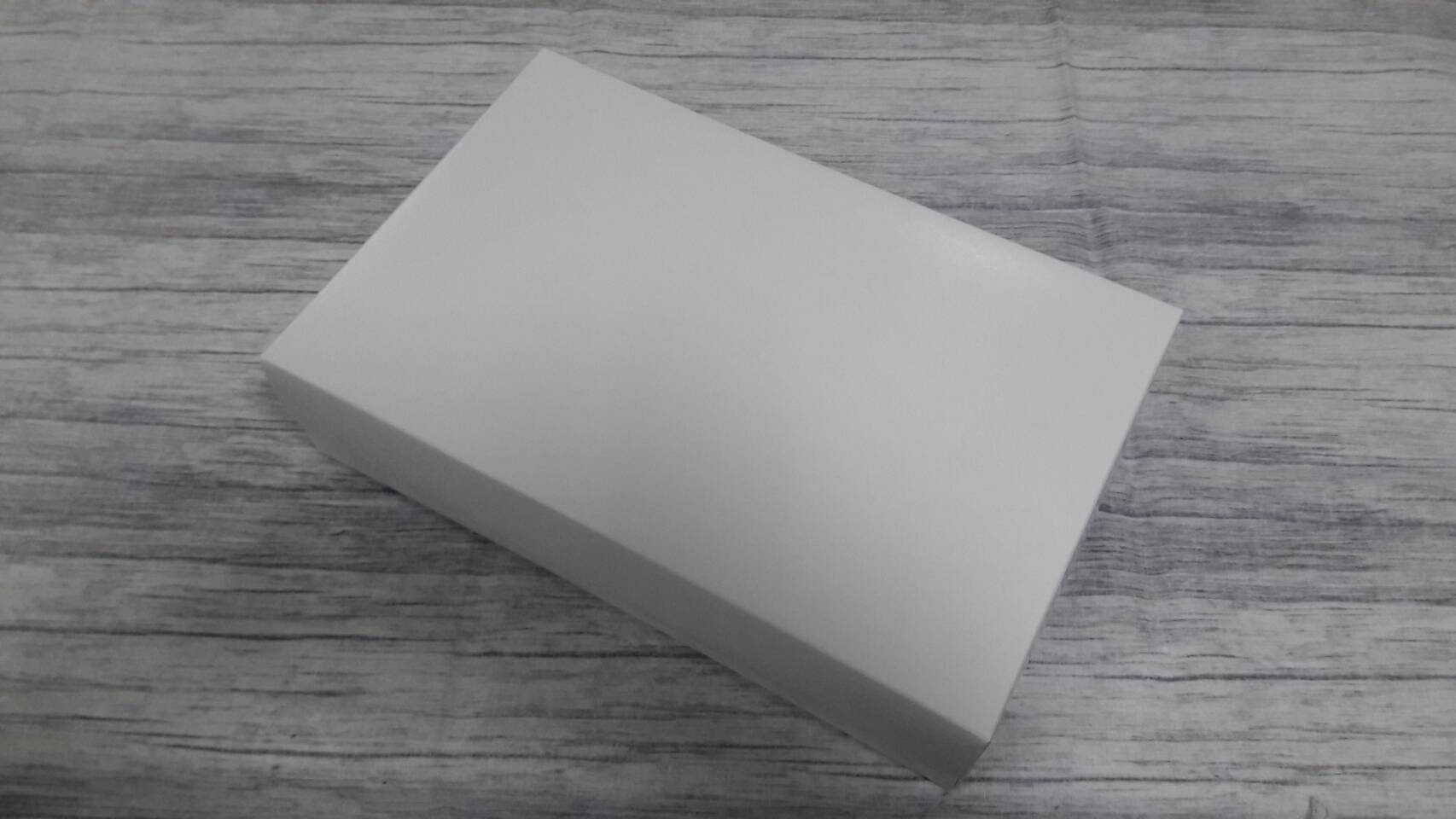 กล่องของขวัญ กล่องฝาครอบ กล่องของที่ระลึก กล่องอเนกประสงค์ กล่องของใช้ กล่องใส่ผ้าไหม สีขาว ขนาด 16.6x26x5 ซม.แบบฝาทึบ ราคา 410 บาทต่อแพ็ค (20 ใบ)