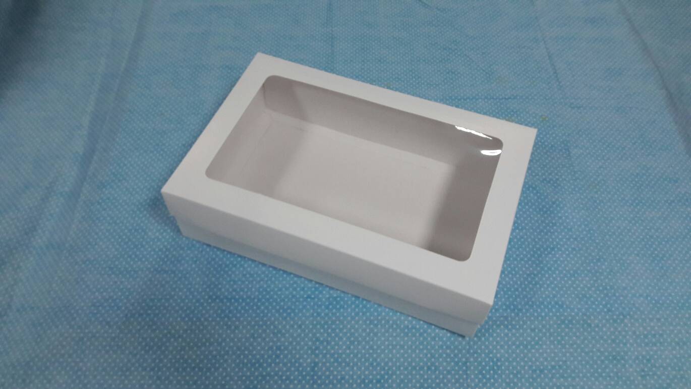 กล่องฝาครอบ กล่องของขวัญ กล่องแบบมีฝาครอบ กล่องอเนกประสงค์ ขนาด 22.0 x 34.0 x 9 cm. สีขาว มีหน้าต่างพลาวติก ราคา 820 บาท ต่อแพ็ค (20 ใบ)