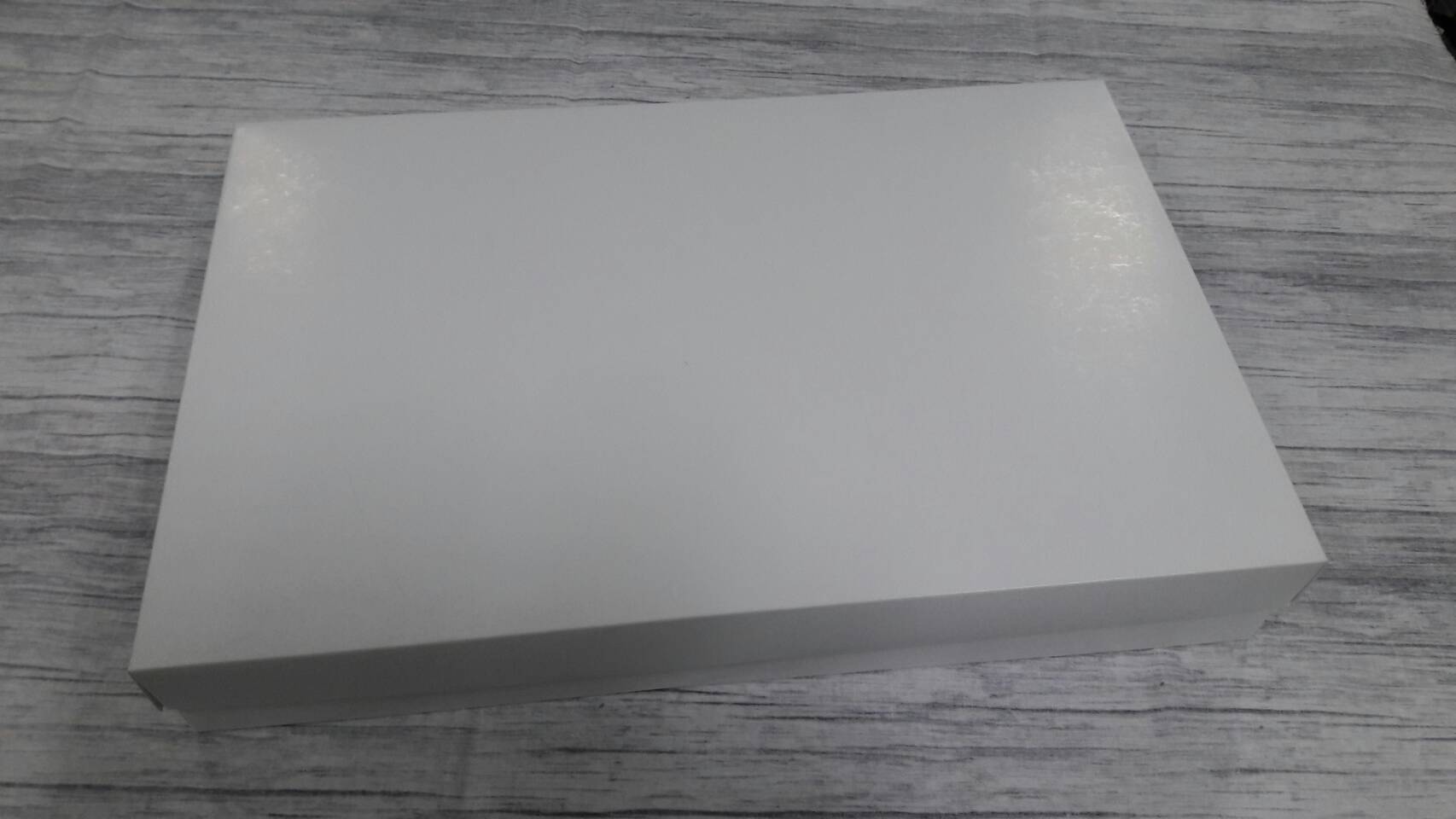 กล่องอเนกประสงค์ กล่องฝาครอบ กล่องของที่ระลึก กล่องของขวัญ กล่องใส่ผ้าไหม กล่องใส่กางเกงยีนส์ สีขาว ขนาด 23 x 35 x 5 ซม.ราคา 595 บาท(ต่อแพ็ค 20 ใบ)