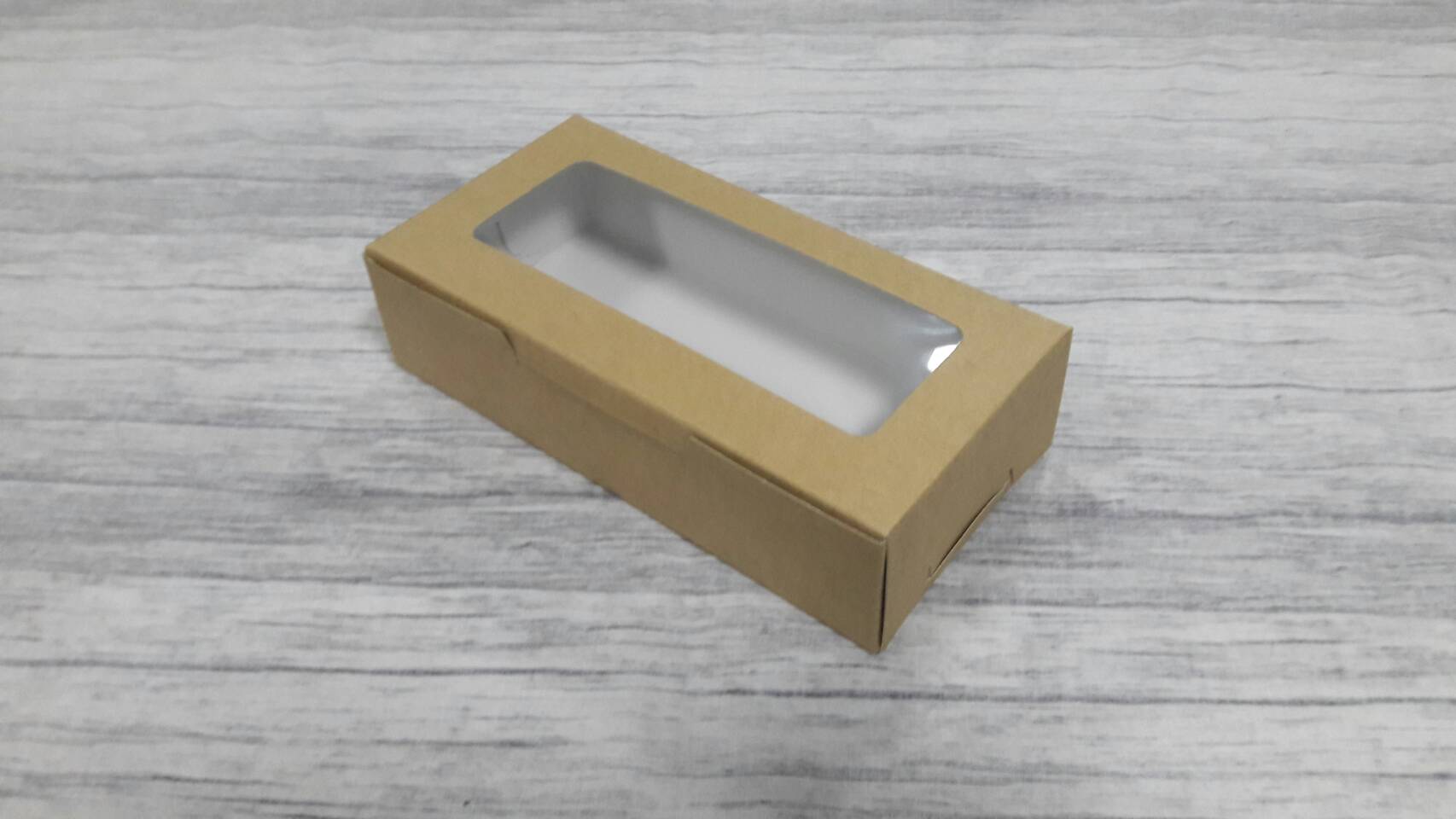 กล่องขนม กล่องเค้ก กล่องคัพเค้ก กล่องชิฟฟ่อน กล่องช้อคโกแล็ต กล่องคุ๊กกี้ สีคราฟท์น้ำตาลอ่อน ขนาด 9x18x4.5ซม.(มีหน้าต่างพลาสติก) ราคา 125 บาทต่อแพ็ค (20 ใบ)