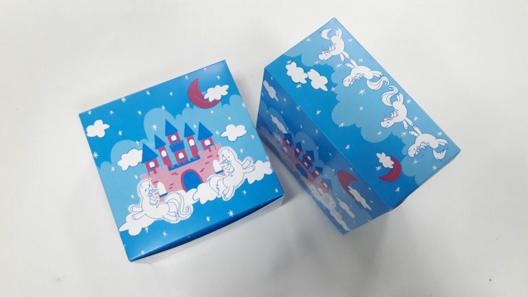 กล่องสแน็ค กล่องอาหารว่าง Snack Box กล่องคอฟฟี่เบรค กล่องคัพเค้ก แบบไม่มีหน้าต่าง สีฟ้าปราสาทน้ำตาลชมพู ขนาด 13.5x13.5x7.0 ซม.ราคา 145 บาท(20ใบ/แพ็ค)