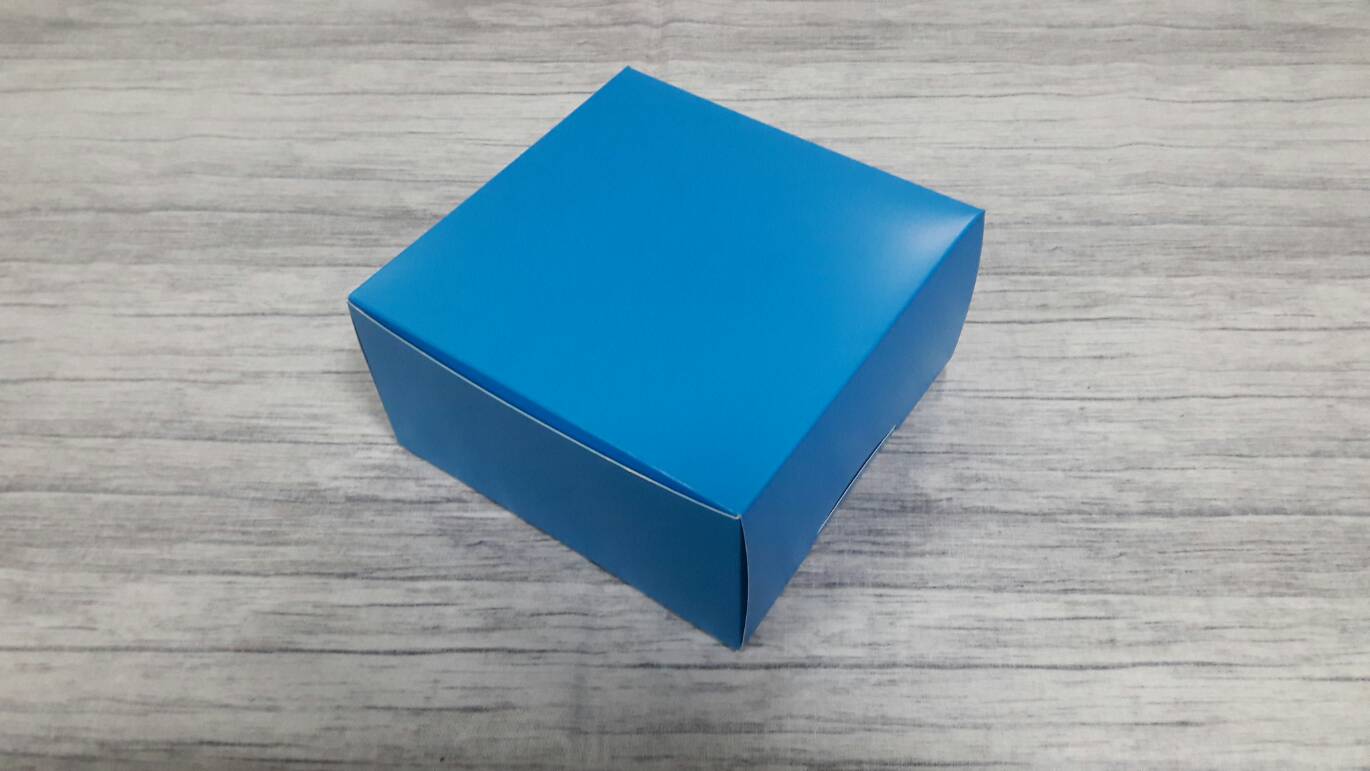 กล่องคัพเค้ก 4 ชิ้น (แบบไม่มีฐานรอง) กล่องเค้กครึ่งปอนด์ กล่องขนม กล่องสแน็ค Snack Box กล่องคอฟฟี่เบรค สีฟ้า ขนาด 15.0x15.0x7.6 ซม.(แพ็คละ 150 บาทต่อ 20ใบ)