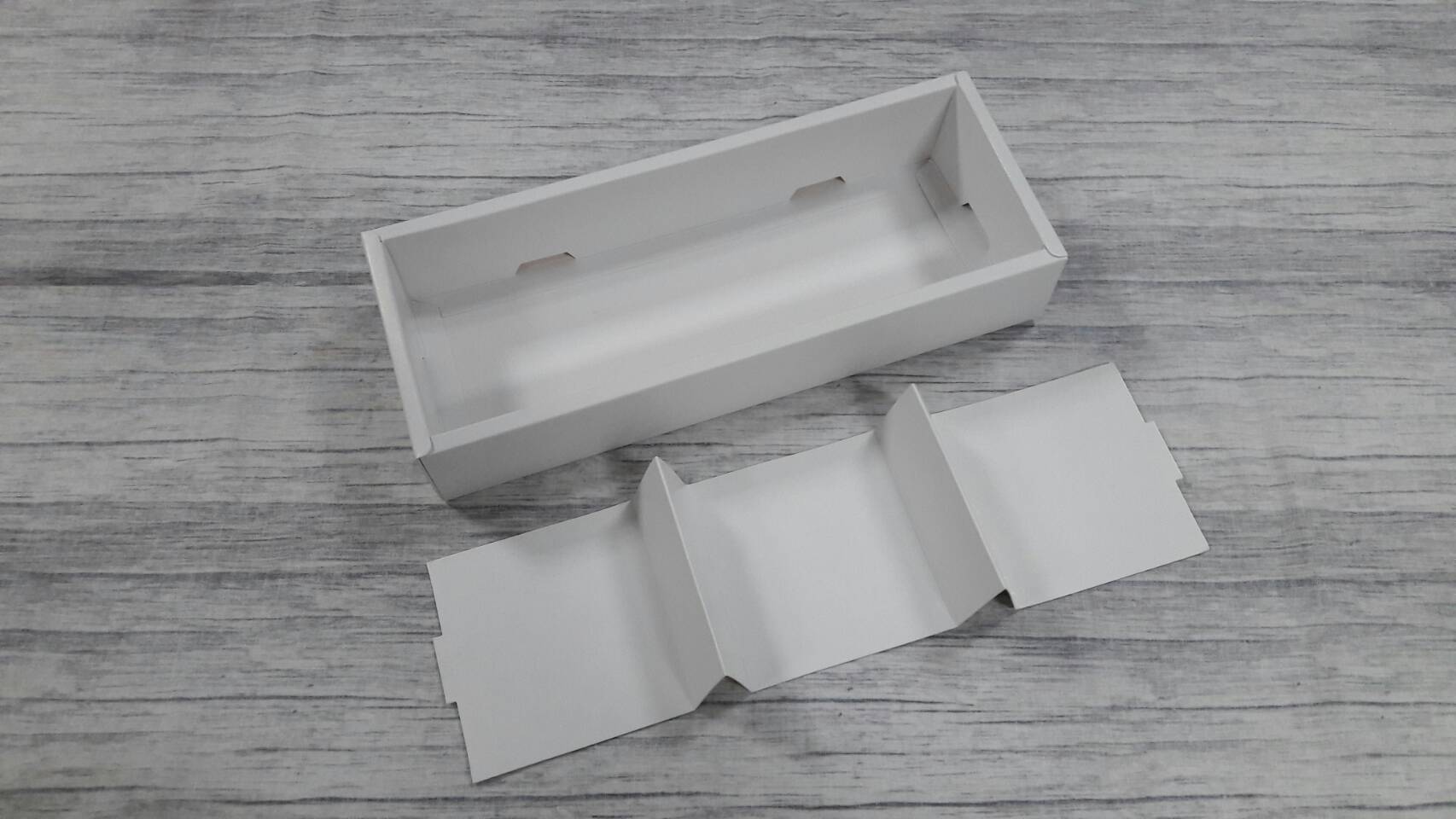 ฐานกั้นสินค้า ตัวกั้นสินค้า 3 ช่อง สีขาว (แต่ละช่อง9.5*9*4ซม.)(ใช้กับกล่องของที่้ร้าน) ขนาด 9.5 x 27 x 4 ซม.(เมื่อพับขึ้นรูป) ราคา 70 บาทต่อแพ็ค(20 ชิ้น)