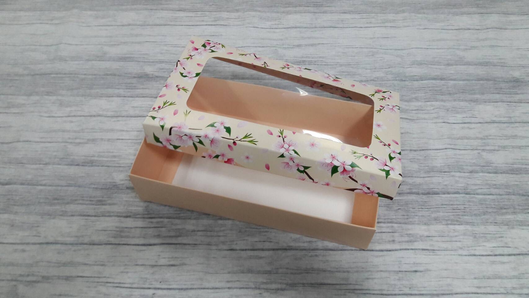 กล่องฝาครอบ ลายดอกไม้พื้นสีโอรส 22*12.5*5 ซม.แบบมีหน้าต่างพลาสติก ราคา 380 บาท ต่อแพ็ค (20 ใบ)