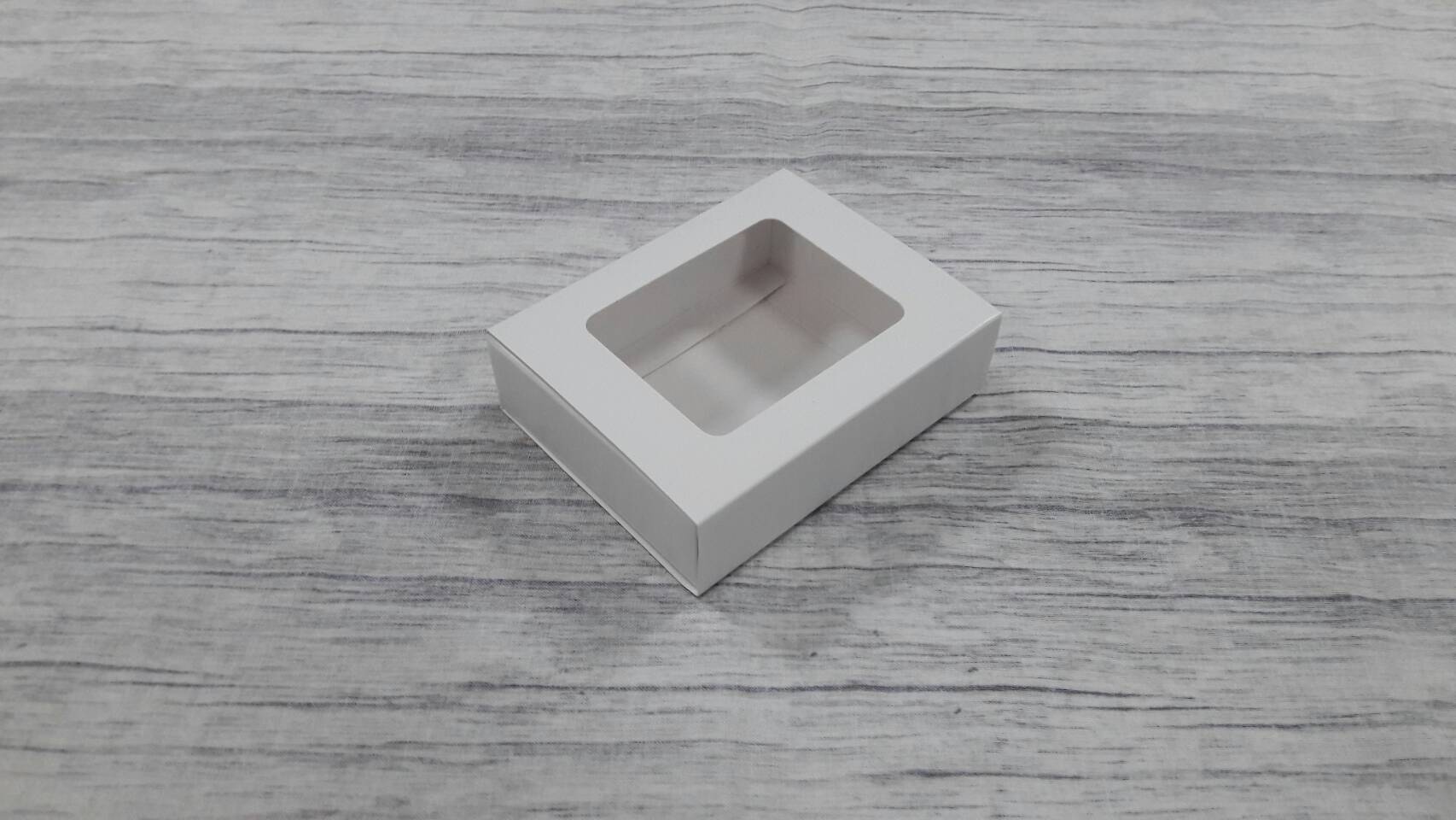 กล่องสไลด์ กล่องของขวัญ กล่องของที่ระลึก กล่องอเนกประสงค์ กล่องสบู่ กล่องขนม กล่องแบบฝาสไลด์ สีขาว (หน้าต่างพลาสติก) ขนาด 8.2x10.2x2.7 ซม. ราคา 200 บาท (20 ใบ ต่อแพ็ค)