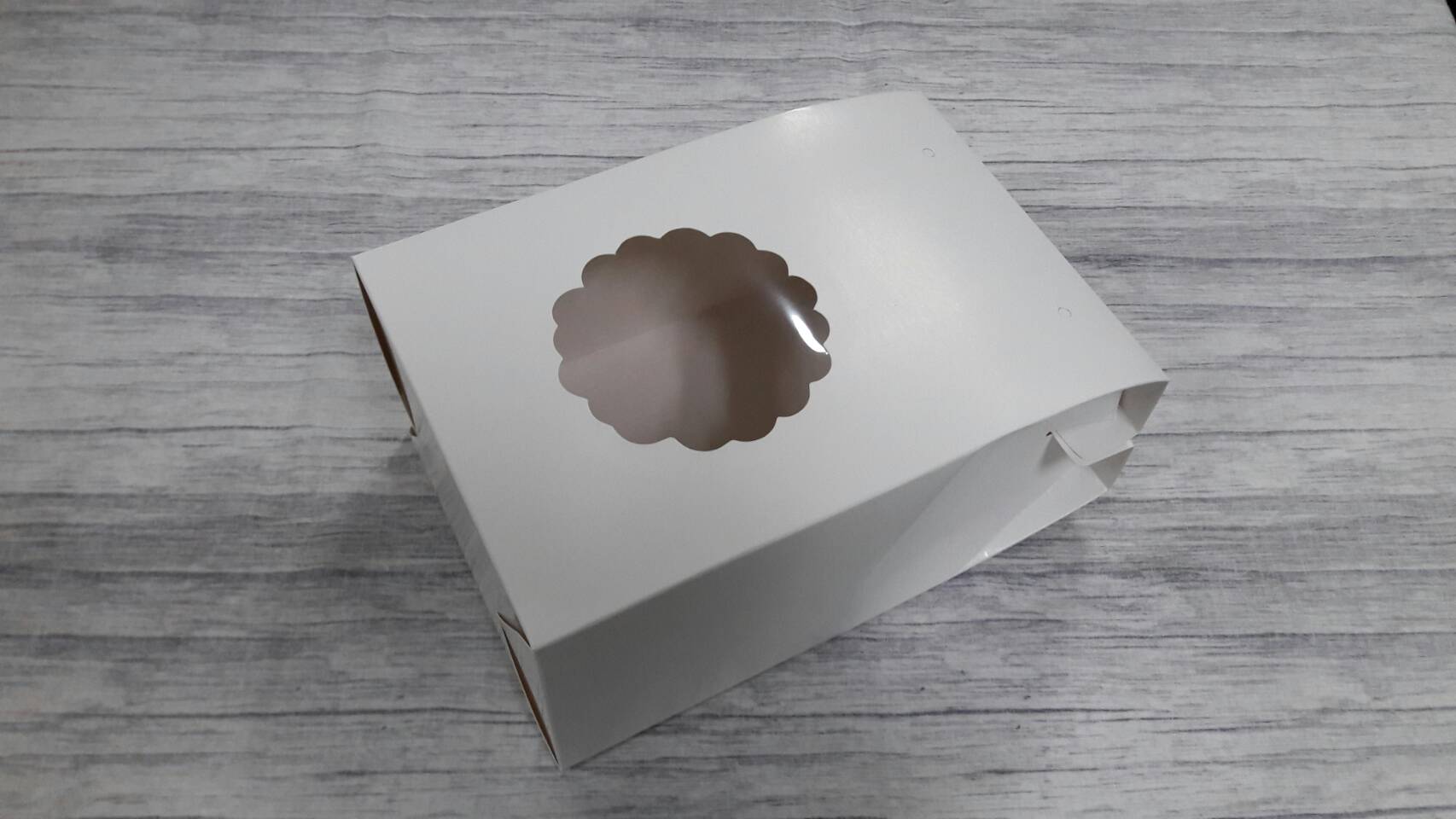 กล่องคุ๊กกี้ กล่องขนม กล่องอเนกประสงค์ สีขาว ขนาด 10.2 x 15.2 x สูง 22.5 ซม. ราคา 250 บาทต่อแพ็ค (20ใบ)