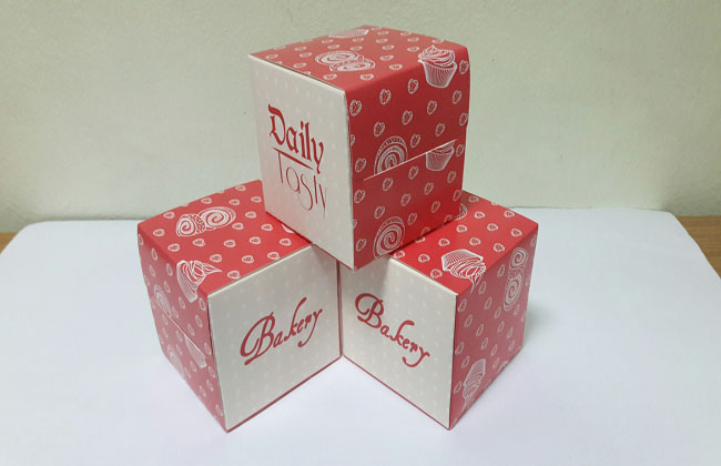 กล่องเค้กโรล กล่องคัพเค้ก 1 ชิ้น กล่องเค้ก 1 ชิ้น กล่องขนม ลายสีแดง ครีมชมพู ขนาด 9 x 9 x 9 ซม.ราคา 120 บาทต่อแพ็ค(20 ใบ)