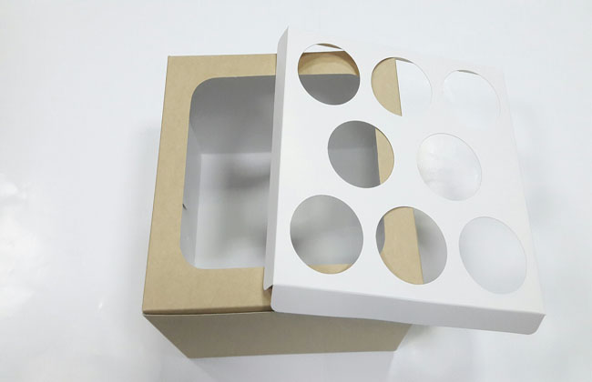 กล่องคัพเค้ก กล่องคัพเค้ก 8 ชิ้น สีคราฟท์น้ำตาลอ่อน พร้อมฐานคัพเค้ก 8 ช่อง (ช่องกว้าง 5.5 ซม.) ราคา 435 บาท ต่อแพ็ค (20ใบ)